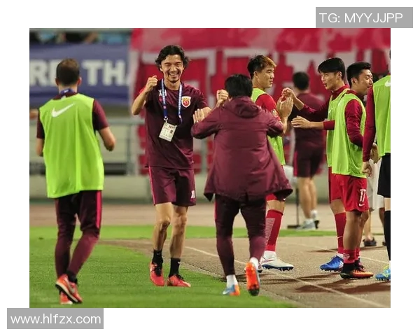 恒大与上港激战正酣球迷热情高涨精彩瞬间回顾